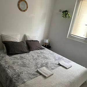 Séjour chez l'habitant Privat In Private Security With Free Parking, 1 Minute From Tramway, 9 Minutes From De Center, Accessible Transports, Nice